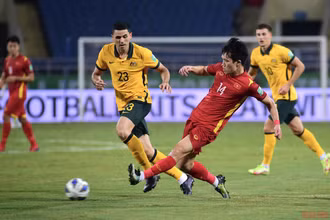 Hoàng Đức tranh bóng cùng tiền vệ Tom Rogic của Australia ở trận lượt đi ngày 7/9/2021. (Ảnh: TRẦN HẢI)