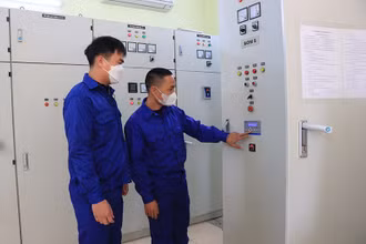 Công nhân Trạm bơm Phú Mỹ, huyện Thuận Thành, tỉnh Bắc Ninh kiểm tra, vận hành trạm bơm. 