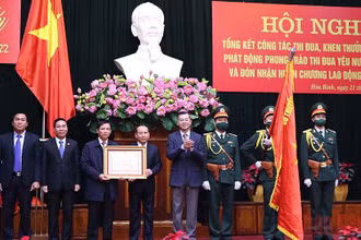 Bí thư Tỉnh ủy Hòa Bình (giữa) trao Huân chương Lao động hạng Nhất cho các đồng chí lãnh đạo UBND tỉnh.