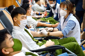 Học viên Học viện Cảnh sát nhân dân tham gia hiến máu tại “Chủ nhật Đỏ”.