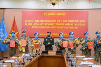 Thượng tướng Hoàng Xuân Chiến trao Quyết định của Chủ tịch nước và tặng hoa các sĩ quan làm nhiệm vụ Gìn giữ hòa bình tại Liên hợp quốc tại Phái bộ UNISFA.