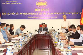 Tổng Lãnh sự Nguyễn Văn Trung (giữa) nhấn mạnh sẽ tiếp tục triển khai các biện pháp bảo hộ, hỗ trợ pháp lý cho cộng đồng người Việt Nam tại Nam Lào. (Ảnh: Tổng Lãnh sự quán Việt Nam tại Pakse).