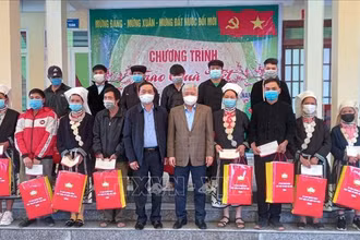 Đồng chí Đỗ Văn Chiến cùng đoàn công tác đến thăm, tặng quà, chúc tết người nghèo và gia đình chính sách tại xã Thịnh Vượng, huyện Nguyên Bình, tỉnh Cao Bằng. (Ảnh: TTXVN)