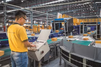 Nhân viên Bưu điện vận hành hệ thống chia chọn bưu phẩm tự động.