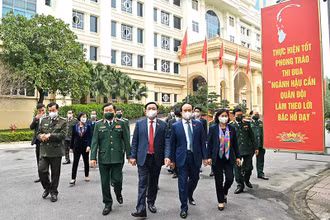 Chủ tịch Quốc hội Vương Đình Huệ và đoàn công tác thăm, chúc Tết Bộ Tư lệnh Thủ đô. (Ảnh: DUY LINH) 