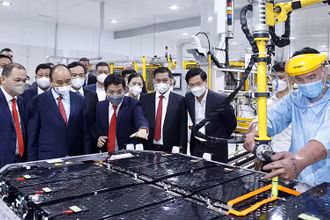 Chủ tịch nước Nguyễn Xuân Phúc tham quan Nhà máy sản xuất ôtô Vinfast. (Ảnh: TTXVN)