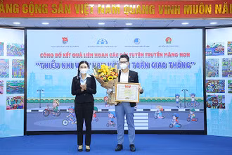 Bí thư Trung ương Đoàn TNCS Hồ Chí Minh Nguyễn Phạm Duy Trang, Chủ tịch Hội đồng Đội Trung ương (bên trái) trao giải Nhất tặng đại diện Trường Trung học cơ sở Võ Trường Toản (TP Dĩ An, tỉnh Bình Dương).