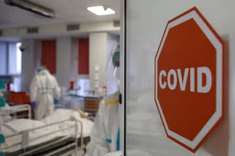 Điều trị bệnh nhân Covid-19 tại Bệnh viện Bộ Nội vụ Ba Lan ở Warsaw, Ba Lan, ngày 8/11/2021. (Ảnh: REUTERS)