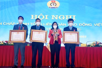 Đồng chí Bùi Thị Minh Hoài thay mặt lãnh đạo Đảng, Nhà nước trao Huân chương Lao động tặng các đồng chí lãnh đạo Tổng Liên đoàn lao động Việt Nam.