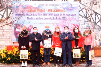 Chủ tịch thị xã Sa Pa Vương Trinh Quốc chào đón, tặng hoa và quà cho du khách đến từ Ukraina trong ngày đầu năm mới 2022.