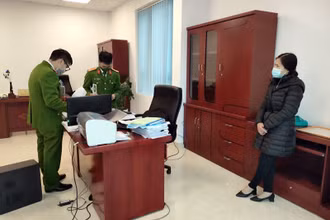 Công an tỉnh Bắc Giang khám xét nơi làm việc của Nguyễn Thị Song Hà.