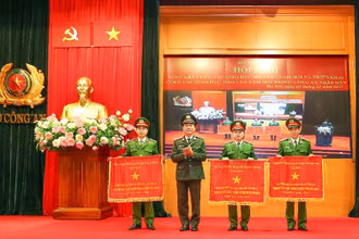 Thứ trưởng Công an Trần Quốc Tỏ thừa ủy quyền của Thủ tướng Chính phủ, tặng Cờ Thi đua xuất sắc của Chính phủ cho các học viện, trường Công an nhân dân tại Hội nghị Tổng kết công tác giáo dục, đào tạo năm 2021 và triển khai công tác giáo dục, đào tạo năm 2022 trong Công an nhân dân.