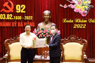 Đồng chí đồng chí Phan Đình Trạc, Ủy viên Bộ Chính trị, Bí thư Trung ương Đảng, Trưởng Ban Nội Chính Trung ương thăm, chúc Tết Thành ủy Đà Nẵng. 
