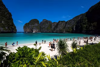 Du khách thăm vịnh Maya nổi tiếng ở tỉnh Krabi. (Ảnh: Reuters)