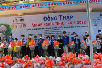 Đại diện nhà tài trợ cùng Bí thư Huyện ủy Tháp Mười Nguyễn Văn Vũ Minh, Chủ tịch UBND huyện Trần Thị Quý trao tặng xe đạp cho học sinh. (Ảnh: HỮU NGHĨA)