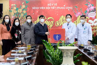 Bộ trưởng tặng quà, động viên cán bộ thầy thuốc Bệnh viện Nội tiết trung ương