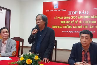 Ban Chấp hành Hội Nhà văn Việt Nam trao đổi tại buổi họp báo.