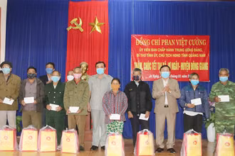 Bí thư Tỉnh ủy Phan Việt Cường tặng quà Tết cho người dân xã Jơ Ngây (huyện Đông Giang).