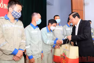 Trưởng Ban Nội chính Trung ương trao quà Tết tặng công nhân lao động Công ty TNHH một thành viên Nhôm Lâm Đồng. 