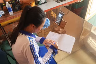 Học sinh thành phố Cần Thơ trong giờ học trực tuyến tại nhà.