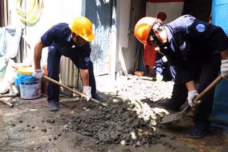 Công nhân Sawaco trám lấp nhiều giếng khoan ở các khu vực đã có hệ thống cấp nước của thành phố.