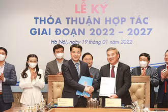 Ngô Văn Cương, Bí thư Trung ương Đoàn và Đỗ Chí Thanh, Phó Tổng Giám đốc PVN trao biên bản thỏa thuận hợp tác giai đoạn 2022-2027.