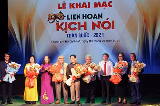Ban tổ chức tặng hoa các thành viên Hội đồng nghệ thuật.