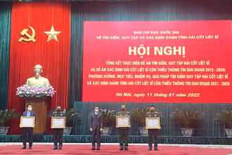 Phó Thủ tướng Vũ Đức Đam trao Bằng khen của Thủ tướng Chính phủ tặng một số tập thể có thành tích xuất sắc trong công tác tìm kiếm, quy tập, xác định danh tính hài cốt liệt sĩ thiếu thông tin. 