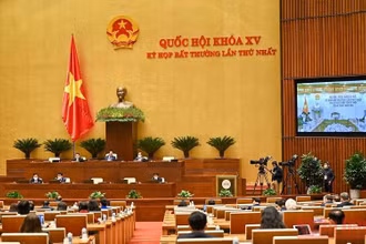 Các đại biểu Quốc hội tham dự phiên thảo luận tại điểm cầu hội trường Diên Hồng chiều 10/1. (Ảnh: Linh Khoa)
