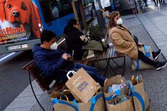 Người dân Tây Ban Nha tranh thủ mua sắm trong đợt giảm giá mùa đông ở Madrid, Tây Ban Nha, ngày 11/1/2022. (Ảnh: REUTERS)