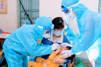 Lấy mẫu xét nghiệm Covid-19 cho trẻ em.