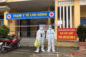 Các y bác sĩ tuyến đầu được tăng cường về hỗ trợ y tế xã Hòa Liên, huyện Hòa Vang.
