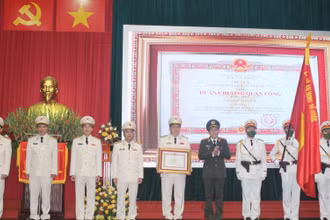 Thừa ủy quyền của Chủ tịch nước, Trung tướng Lương Tam Quang, Ủy viên Trung ương Đảng, Thứ trưởng Công an trao Huân chương Quân công hạng Nhất cho Công an tỉnh Hà Nam.