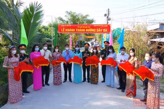 Khánh thành tuyến đường Dãy Ba tại xã Thạnh Quới, huyện Vĩnh Thạnh nhân dịp Tết quân dân năm 2022. (Ảnh: NGUYỄN THẮNG)