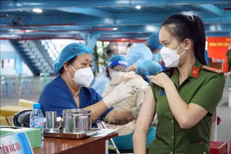 Tiêm vaccine phòng Covid-19 liều bổ sung và nhắc lại cho lực lượng tuyến đầu, tại TP Hồ Chí Minh.