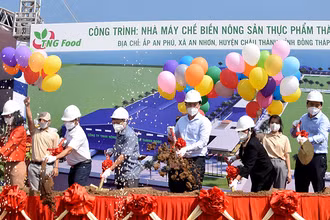 Bí thư Tỉnh ủy Đồng Tháp Lê Quốc Phong, Chủ tịch Ủy ban nhân dân tỉnh Phạm Thiện Nghĩa cùng thực hiện nghi thức khởi công dự án nhà máy.