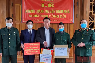 Trao biển bàn giao nhà tình nghĩa đồng đội cho gia đình ông Mùi Văn Tuần.