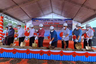 Các đại biểu thực hiện nghi thức khởi công công trình hồ chứa nước ngọt ở U Minh hạ.