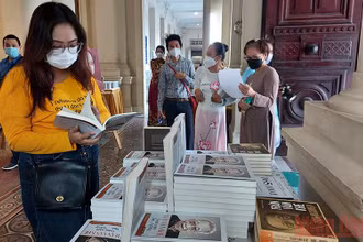 Độc giả tại buổi ra mắt sách “Trần Văn Khê - Trăm năm Tâm và Nghiệp”.