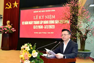 Tổng Biên tập Báo Nhân Dân Lê Quốc Minh đọc diễn văn kỷ niệm tại buổi lễ. (Ảnh: Thành Đạt)