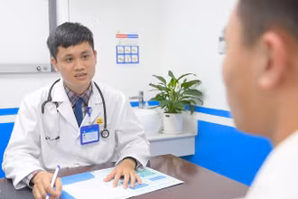 Bác sĩ tư vấn cho người dân bệnh lý đường tiêu hóa.