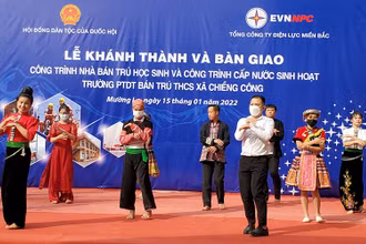 Tiết mục văn nghệ của thầy trò nhà trường chào mừng lễ khánh thành nhà bán trú.