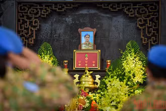 Đồng đội tại Cục Gìn giữ hòa bình Việt Nam chào tiễn biệt trung tá Đỗ Anh. (Ảnh: Thành Đạt)