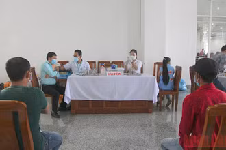 Hậu Giang tăng cường tiêm mũi 3 vaccine phòng Covid-19 cho người dân.