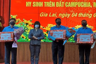 Phó Chủ tịch Ủy ban nhân dân tỉnh Gia Lai, Nguyễn Thị Thanh Lịch tặng quà cho đại diện Đội K52. 