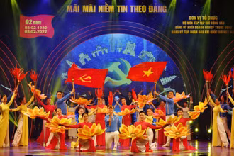 Chương trình nghệ thuật được dàn dựng công phu, thể hiện sinh động quá trình hơn 35 năm thực hiện đường lối Đổi mới. (Ảnh: BTC/TTXVN)
