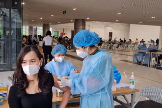 Sở Y tế Vĩnh Phúc tổ chức tiêm mũi 3 phòng ngừa Covid-19 tại Nhà hát thành phố Vĩnh Yên. 
