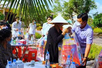 Bí thư Tỉnh ủy Cà Mau tặng quà tết cho nhân dân vùng căn cứ Tỉnh ủy Lung Lá-Nhà Thể vào sáng 26/1.