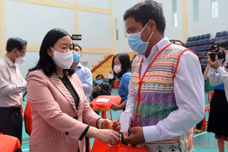 Trưởng Ban Dân vận Trung ương Bùi Thị Minh Hoài tặng quà hộ gia đình chính sách tiêu biểu, đồng bào dân tộc thiểu số trên địa bàn thành phố Gia Nghĩa. 