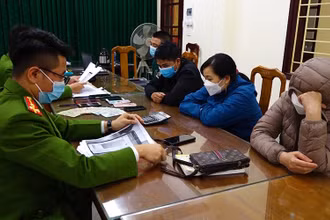 Công an Quảng Bình làm việc với các đối tượng liên quan.